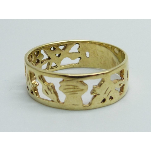 1004 - A 9ct gold ring, 3.4g, T