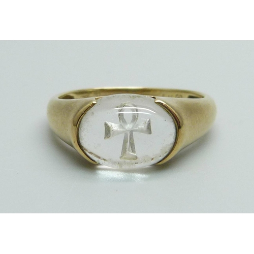 1005 - A 9ct gold and rock crystal Ankh ring, signed Uri Geller, 3.7g, U