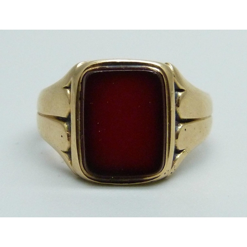 1008 - A Victorian hallmarked 15ct gold and carnelian ring, Birmingham 1893, 7.6g, O