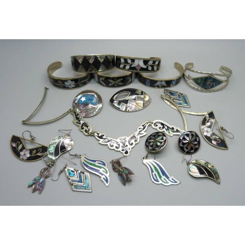 1011 - Silver abalone and enamel set jewellery