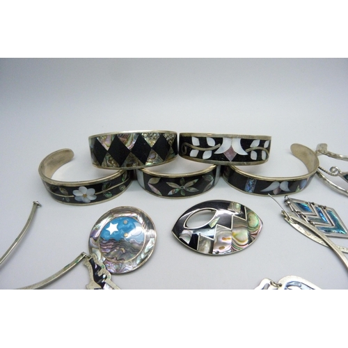 1011 - Silver abalone and enamel set jewellery