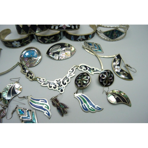 1011 - Silver abalone and enamel set jewellery