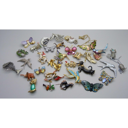 1015 - Vintage brooches including Sphinx and enamelled