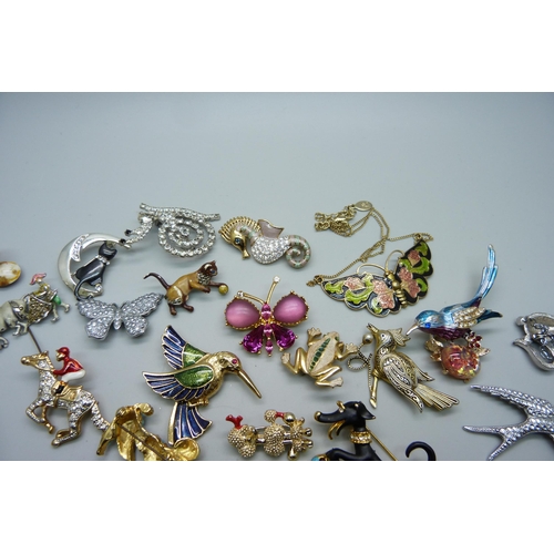 1015 - Vintage brooches including Sphinx and enamelled