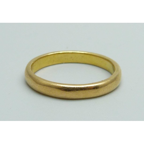 1029 - A 22ct gold wedding band, 3.2g, L