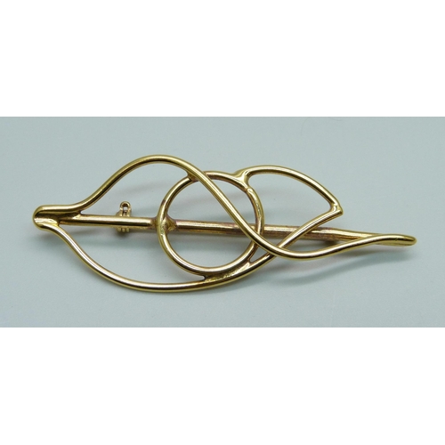 1031 - A yellow metal unmarked abstract design brooch, 4.8g