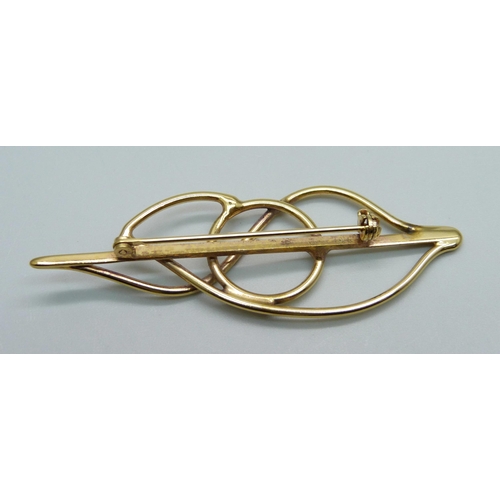 1031 - A yellow metal unmarked abstract design brooch, 4.8g