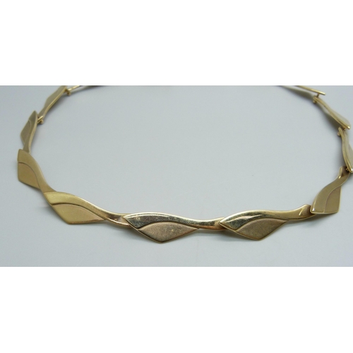 1043 - A 9ct gold articulated abstract Modernist design necklace, 42.6g, 43cm