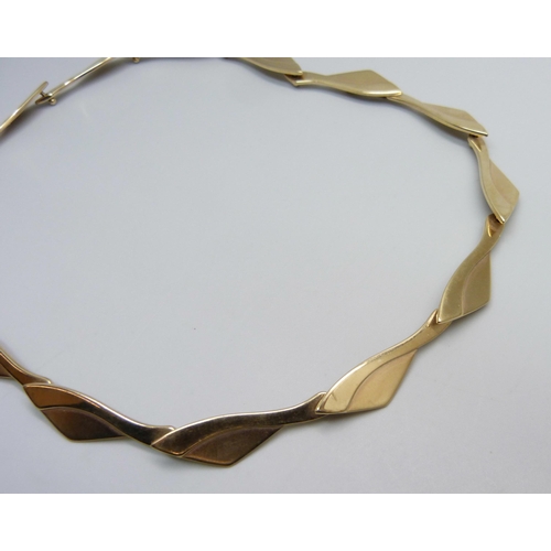 1043 - A 9ct gold articulated abstract Modernist design necklace, 42.6g, 43cm