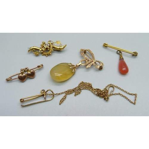 1053 - A 9ct gold brooch with agate drop, a yellow metal Isle of man brooch, two other brooches and a safet... 