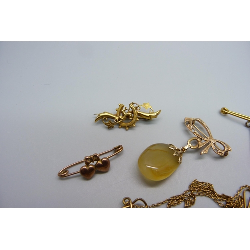 1053 - A 9ct gold brooch with agate drop, a yellow metal Isle of man brooch, two other brooches and a safet... 