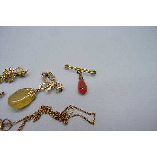 1053 - A 9ct gold brooch with agate drop, a yellow metal Isle of man brooch, two other brooches and a safet... 