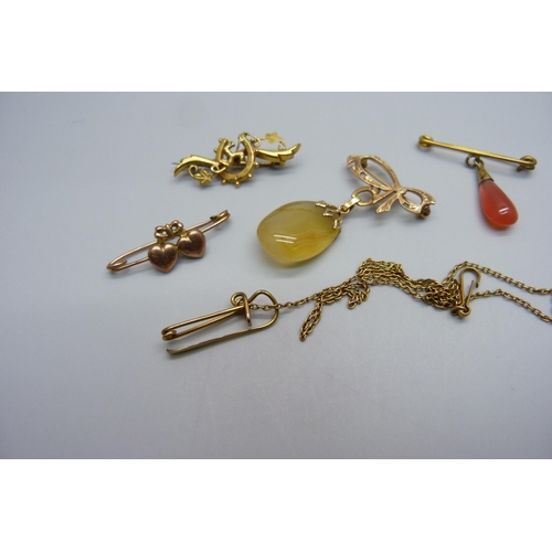 1053 - A 9ct gold brooch with agate drop, a yellow metal Isle of man brooch, two other brooches and a safet... 