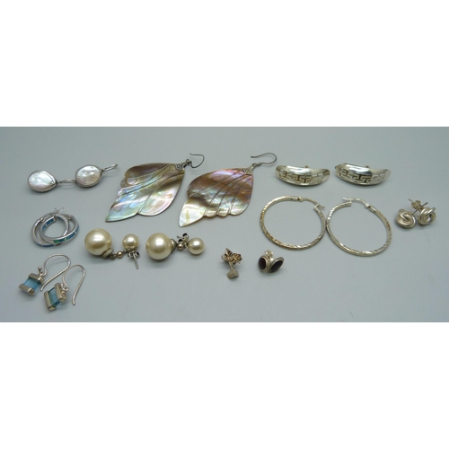 1058 - Ten pairs of silver earrings