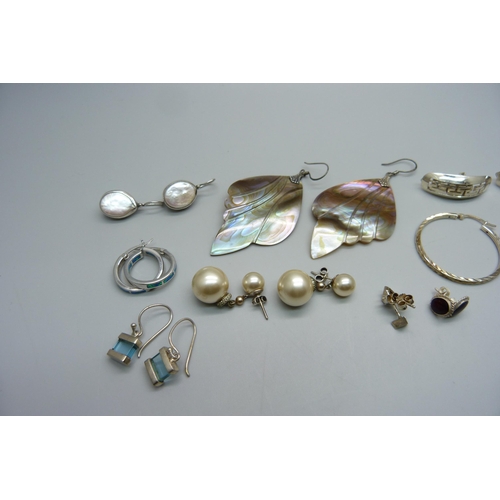 1058 - Ten pairs of silver earrings