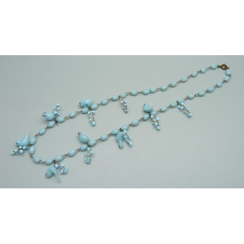 1062 - A vintage Murano glass birds and flowers bead necklet