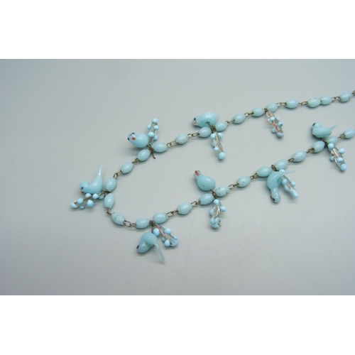 1062 - A vintage Murano glass birds and flowers bead necklet