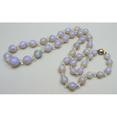 1066 - A 9ct gold mounted moonstone necklace