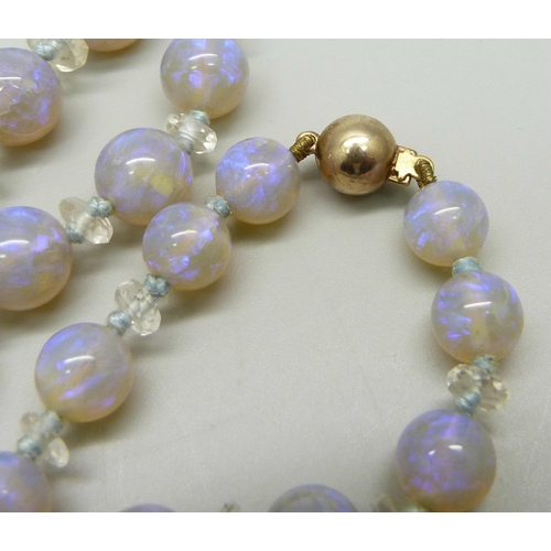 1066 - A 9ct gold mounted moonstone necklace