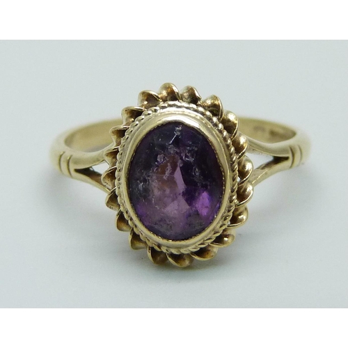 1098 - A 9ct gold amethyst ring, 2.2g, M