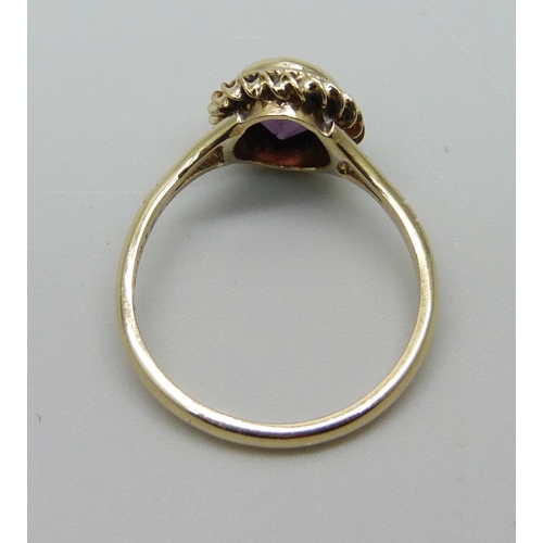 1098 - A 9ct gold amethyst ring, 2.2g, M