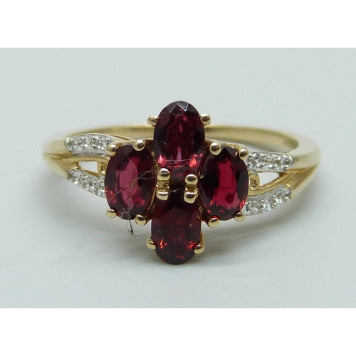 1099 - A 9ct gold garnet cluster ring, 2.4g, N/O