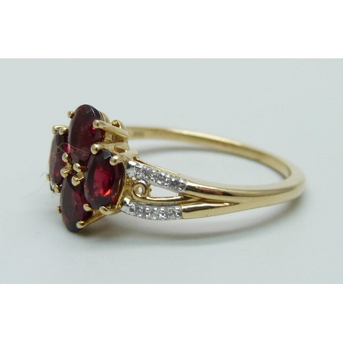 1099 - A 9ct gold garnet cluster ring, 2.4g, N/O