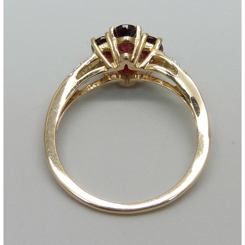 1099 - A 9ct gold garnet cluster ring, 2.4g, N/O