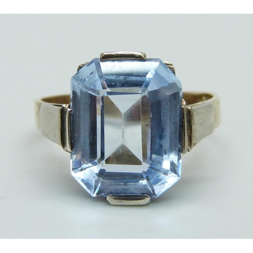 1101 - A 9ct gold emerald cut blue stone ring, 3.5g, J