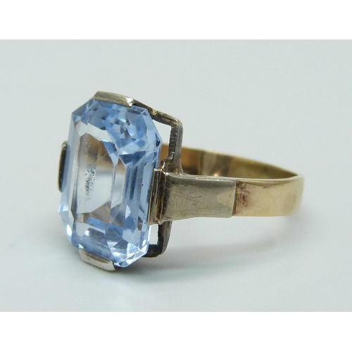 1101 - A 9ct gold emerald cut blue stone ring, 3.5g, J