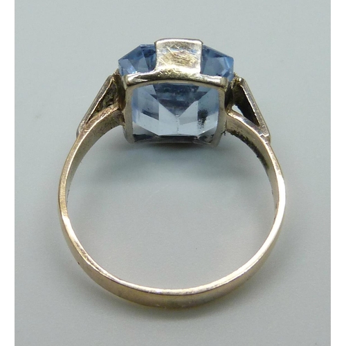 1101 - A 9ct gold emerald cut blue stone ring, 3.5g, J