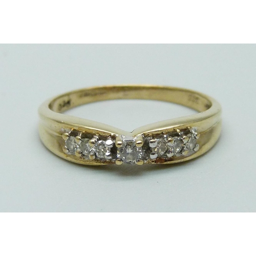 1104 - A 9ct gold seven stone diamond ring, 2.1g, N