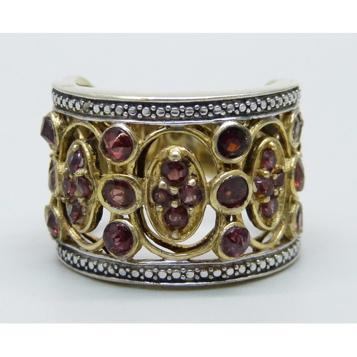 1106 - A silver gilt garnet ring, R/S