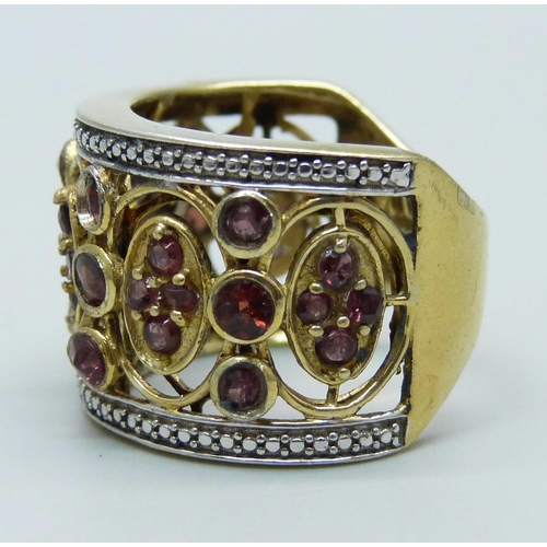 1106 - A silver gilt garnet ring, R/S