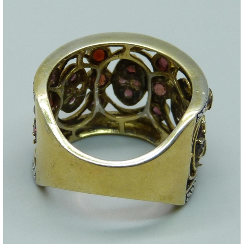 1106 - A silver gilt garnet ring, R/S