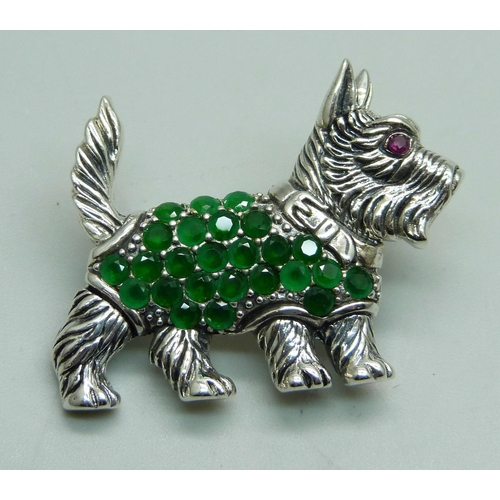 1110 - A sterling silver and emerald dog brooch