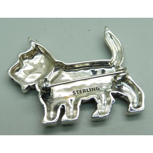 1110 - A sterling silver and emerald dog brooch