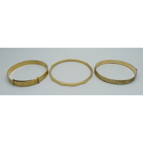 1113 - Three rolled gold bangles