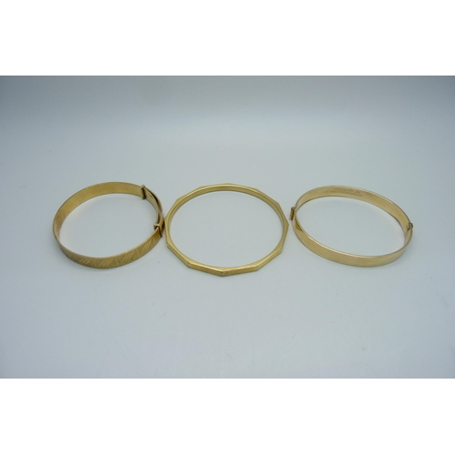 1113 - Three rolled gold bangles