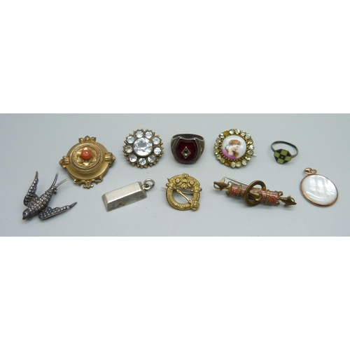 1114 - Vintage jewellery including a guilloche enamel silver ring, silver ingot pendant, etc., some a/f, tw... 