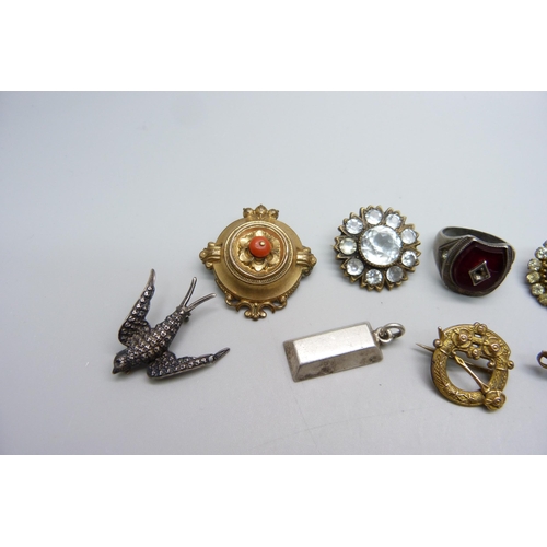 1114 - Vintage jewellery including a guilloche enamel silver ring, silver ingot pendant, etc., some a/f, tw... 