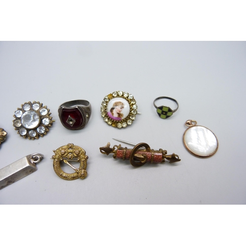 1114 - Vintage jewellery including a guilloche enamel silver ring, silver ingot pendant, etc., some a/f, tw... 