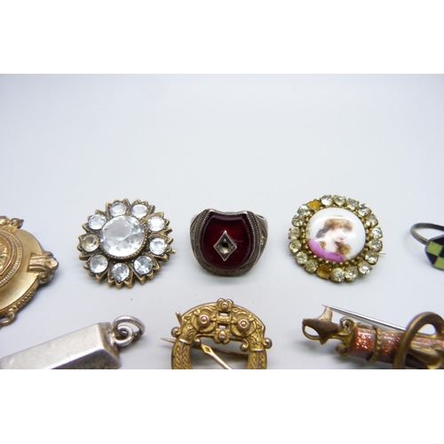 1114 - Vintage jewellery including a guilloche enamel silver ring, silver ingot pendant, etc., some a/f, tw... 