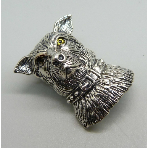 1115 - A silver dog brooch