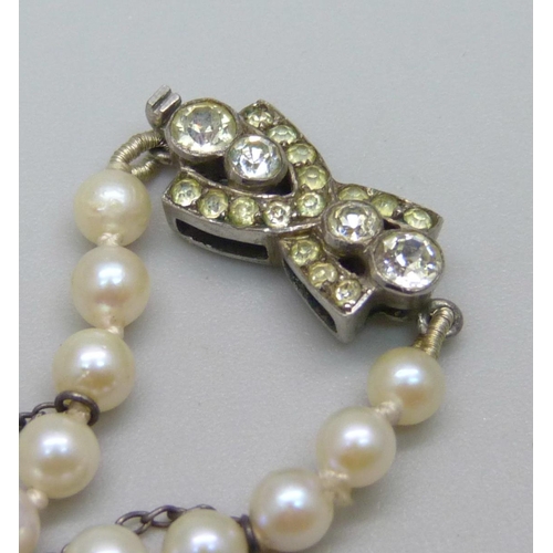 1117 - A silver mounted cultured pearl necklace