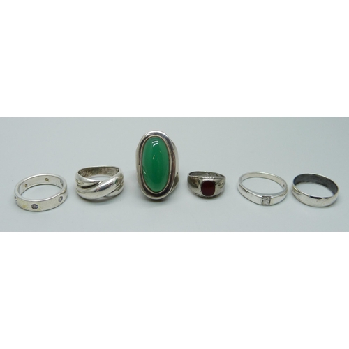 1123 - A silver and green stone ring and five other silver rings