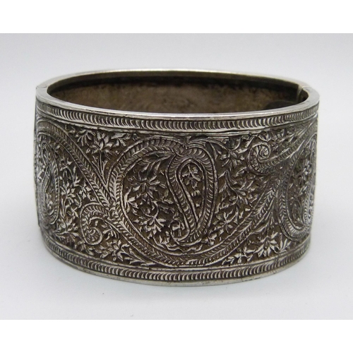 1128 - An Asian silver bangle