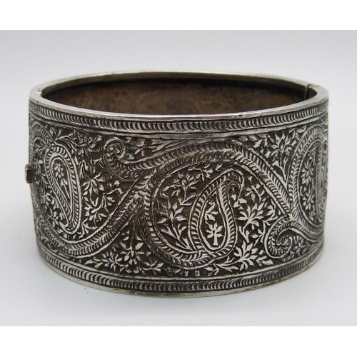 1128 - An Asian silver bangle