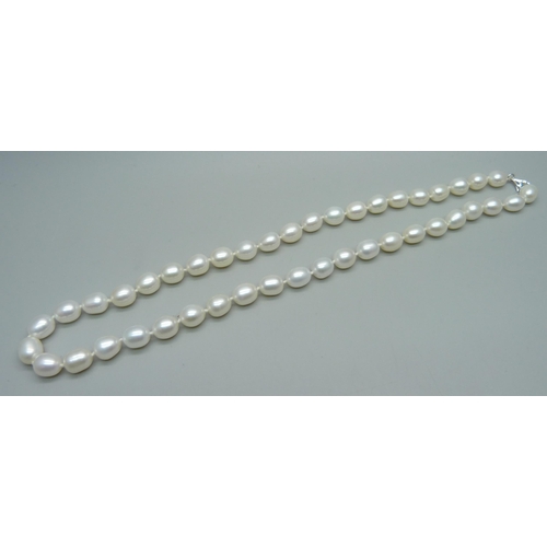 1130 - A pearl necklace with 18ct white gold fastener marked 750