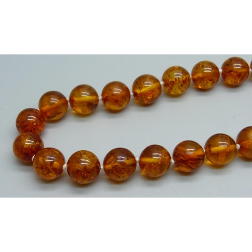 1147 - An amber necklace with 9ct gold fastener